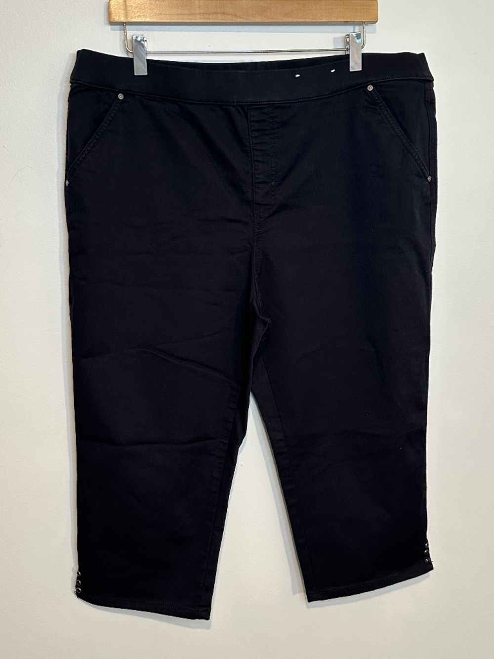 Khakis & Company Pull On Capri Black 18